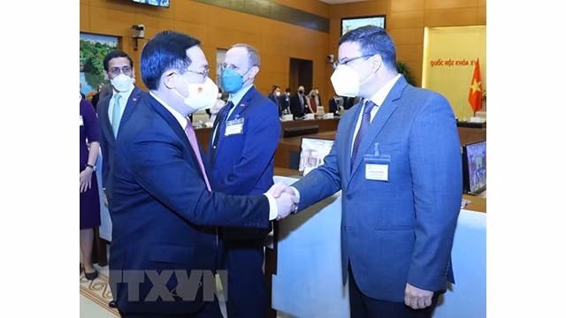 Le Président de l'AN, Vuong Dinh Huê (à gauche), reçoit une délégation des entreprises américaines. Photo : VNA.