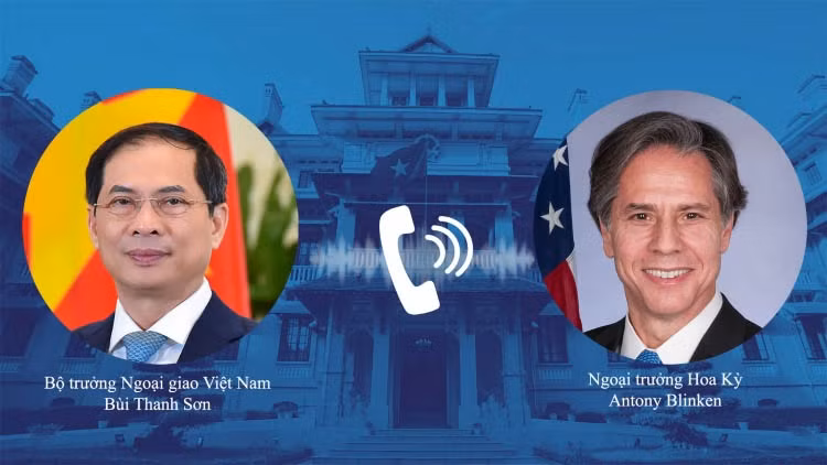 Le ministre vietnamien des Affaires étrangères Bùi Thanh Son (à gauche) et le secrétaire d'État américain, Antony Blinken. Photo : VOV.