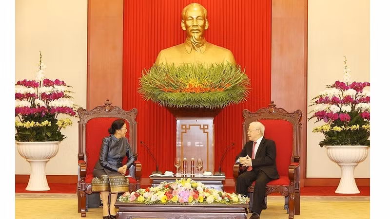 Le Secrétaire général du PCV, Nguyên Phu Trong (à droite), et la Vice-Présidente laotienne, Pany Yathotou. Photo: NDEL.