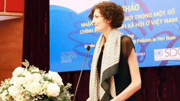 Valentina Barcucci, directrice par intérim de l'OIT au Viet Nam, s'exprime lors de l'événement. Photo : phunuvietnam.vn