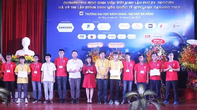 Le Comité de l’organisation remet des Prix aux meilleurs participants de l'ICPC Vietnam. Photo : VOV.