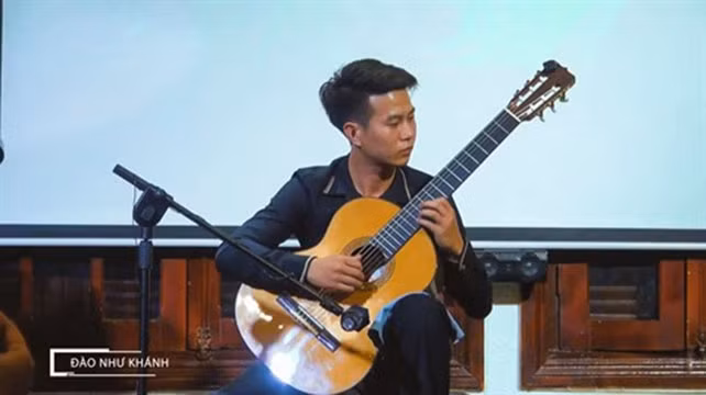 Le guitariste vietnamien Dào Nhu Khanh. Photo : YouTube/CVN.