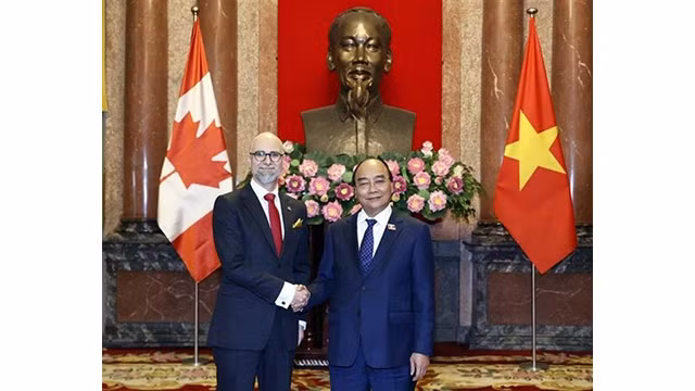 Le Président du Vietnam, Nguyên Xuân Phuc (à droite), et l'ambassadeur du Canada, Shawn Perry Steil. Photo : VNA.