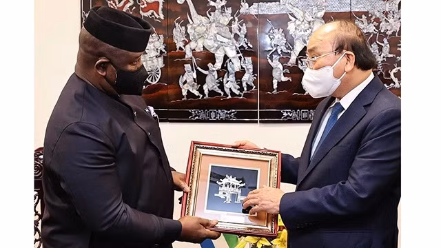 Le Président Nguyên Xuân Phuc (à droite) offre un cadeau de souvenir au Président de la Sierra Leone, Julius Maada Bio, lors d'une rencontre en marge de la discussion de haut niveau de la 76e Assemblée générale de l’ONU. Photo : VNA.