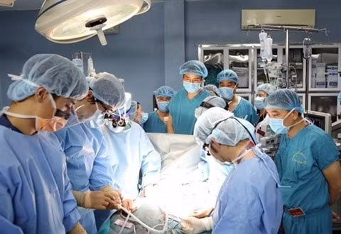 Durant la transplantation bipulmonaire à l’Institut de médecine militaire, à Hanoi. Photo: QDND.