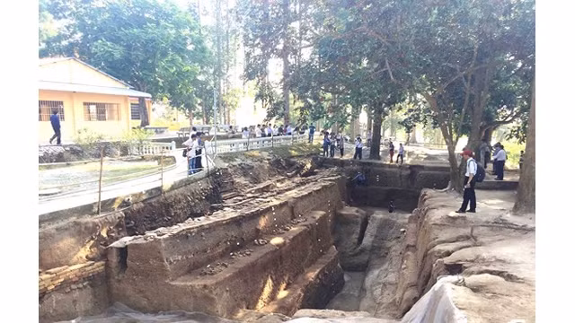 Une des deux cavités de fouille à la pagode Linh Son. Photo : Journal SGGP