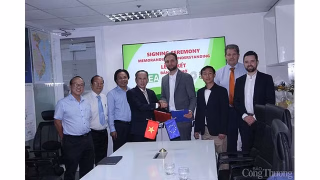Signature d'un mémorandum de coopération entre l'Association de l’énergie propre au Vietnam et Solar Power Europe. Photo : congthuong.vn