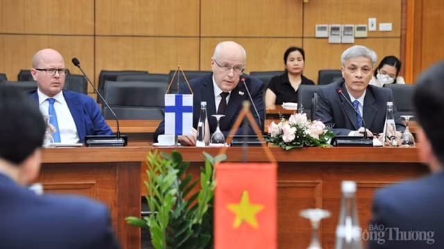 L'ambassadeur de Finlande au Vietnam, Keijo Norvanto, lors de sa séance de travail avec le ministre vietnamien de l’Industrie et du Commerce, Nguyên Hông Diên. Photo : congthuong.vn.
