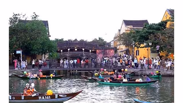 Après plus d’un mois de réouverture, les activités touristiques dans la vieille ville de Hôi An attire un grand nombre de touristes. Photo : VOV.
