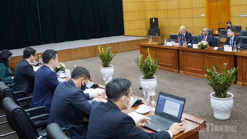 Séance de travail entre le ministre vietnamien du Commerce et de l’Industrie, Nguyên Hông Diên et l’ambassadeur de l’Afrique du Sud au Vietnam, Mpetjane Kgaogelo Lekgoro. Photo : congthuong.vn.