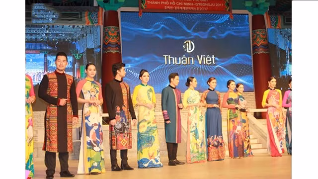 La collection du styliste Thuân Viêt. Photo: VOV