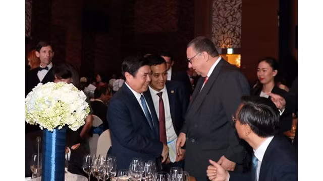 Le président du Comité populaire de Hô Chi Minh-Ville, Nguyên Thành Phong (à gauche), rencontre des participants à la célébration du 20e anniversaire de l'EuroCham.