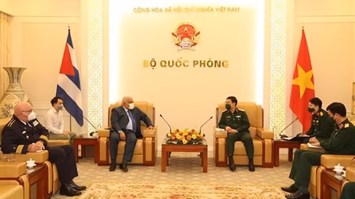Le général Phan Van Giang, ministre vietnamien de la Défense (à droite) et l'ambassadeur de Cuba au Vietnam, Orlando Nicolás Hernández Guillén. Photo : ministère vietnamien de la Défense.