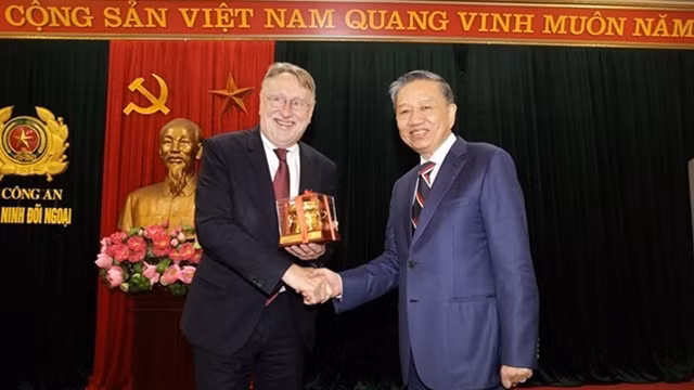 Le ministre de la Sécurité publique, Tô Lâm (à droite) avec le président de la Commission du Commerce international du Parlement européen, Bernd Lange. Photo : VNA.