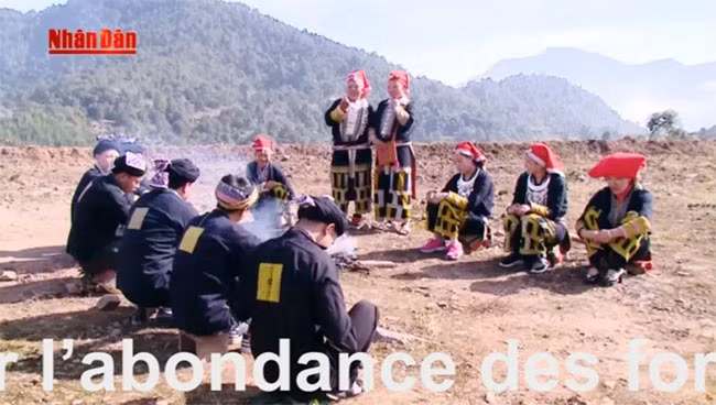 Le chant « giao duyên » par les Dao rouge