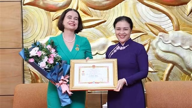 L’ambassadrice australienne au Vietnam, Robyn Mudie (à gauche) lors de la cérémonie. Photo : VOV.