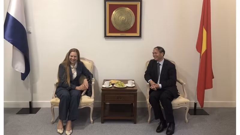 L'ambassadeur du Vietnam aux Pays-Bas, Pham Viêt Anh (à droite) et la rédactrice en chef du magazine Diplomat, Mayelinne De Lara. Photo : baoquocte.vn.