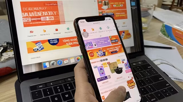 En 2021, l’e-commerce vietnamien a atteint un taux de croissance de plus de 20 %, pour un chiffre de plus de 16 milliards de dollars. Photo : congthuong.vn