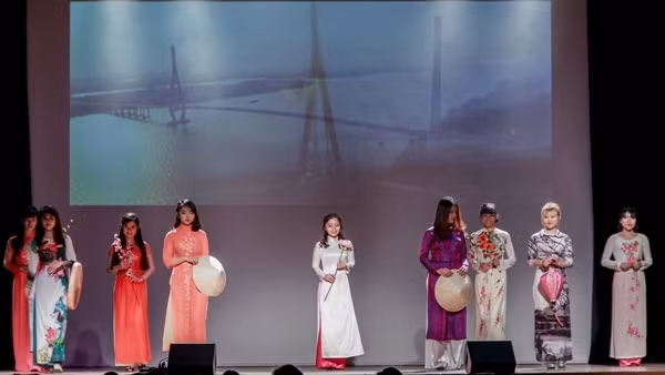 Les étudiantes vietnamiennes en tunique traditionnelle vietnamienne. Photo: UEVBx.