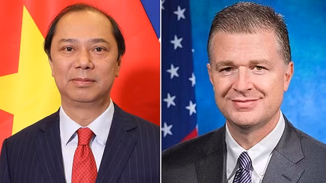 L'ambassadeur vietnamien, Nguyên Quôc Dung (à gauche), et le secrétaire d'État assistant américain pour l'Asie de l'Est et le Pacifique, Daniel Kritenbrink. Photo : baoquocte.vn.