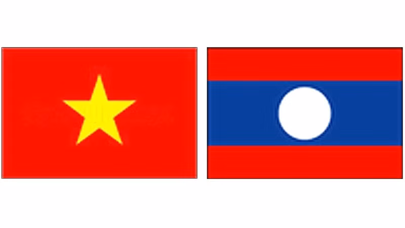 Les drapeaux du Vietnam et du Laos.