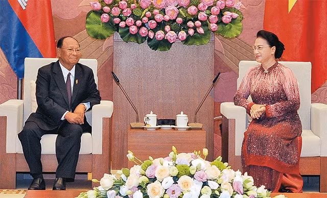 La Présidente de l’Assemblée nationale du Vietnam, Nguyên Thi Kim Ngân (à droite), et son homologue cambodgien, Heng Samrin, le 23 juin, à Hanoi. Photo: NDEL.