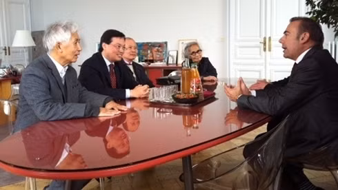 L'ambassadeur du Vietnam en France, Duong Chi Dung (2e, gauche), le Docteur-professeur Jean Trân Thanh Vân (1er, gauche) et le maire de Blois, Marc Gricourt (droite), dans la ville de Blois. Photo : Lê Hà/CVN
