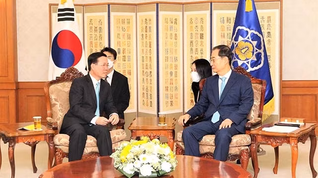 Le membre du Bureau politique et Permanent du Secrétariat du Comité central du PCV, Vo Van Thuong (à gauche), et le Premier ministre de la République de Corée, Han Duck-soo. Photo : VNA.