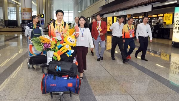 Des sportives vietnamiennes à l'aéroport de Nôi Bài. Photo: tdtt.gov.vn.