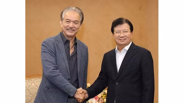 Le vice-Premier ministre Trinh Dinh Dung (à droite) serre la main du président exécutif de YCH Group, Robert Yap, le 18 octobre à Hanoï. Photo : VNA/CVN