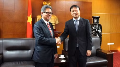 Le vice-ministre vietnamien de l’Industrie et du Commerce, Dô Thang Hai (à droite), et son homologue salvadorien des AE, Carlos Castañeda. Photo: baocongthuong. 