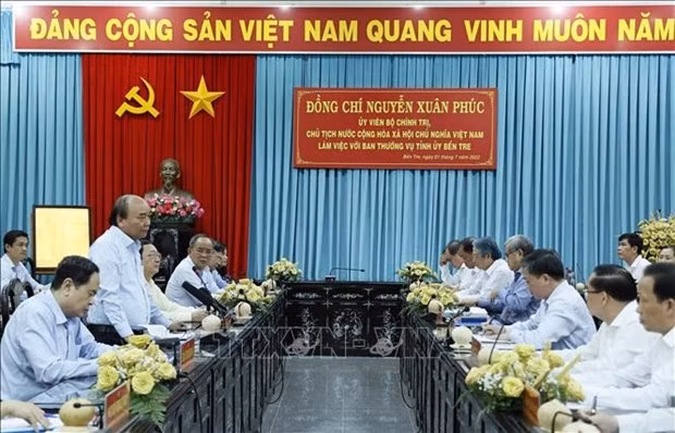 Lors de la séance de travail du Président du Vietnam Nguyên Xuân Phuc avec la permanence du Comité provincial du Parti de Bên Tre. Photo : VNA.