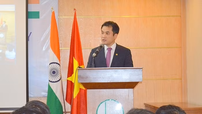 Le Prof. agrégé-Dr. Pham Bao Son, directeur adjoint de l’Université nationale à Hanoi, prend la parole lors de la cérémonie d'inauguration. Photo: BQT.