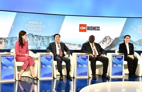 Le Vice-Premier ministre vietnamien, Lê Minh Khai (2e à gauche), à la session plénière sur le thème "Éviter une crise alimentaire mondiale", le 23 mai à Davos (en Suisse). Photo : VNA.