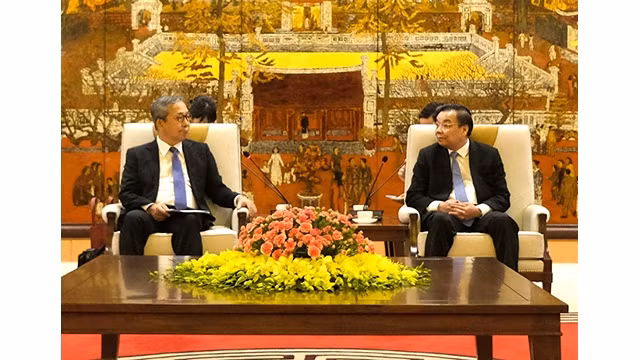 Le président du comité populaire municipal de Hanoï, Chu Ngoc Anh (à droite) et l'ambassadeur japonais au Vietnam, Yamada Takio. Photo : hanoimoi.com.vn
