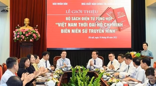 Cérémonie de présentation de la série de livres d'histoire électroniques « Le Vietnam à l’ère Hô Chi Minh - Chroniques télévisées ». Photo : nhandan.vn