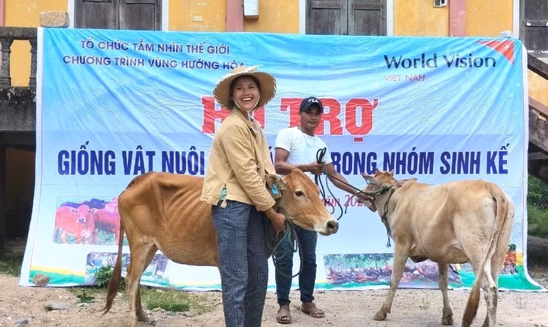 Remise de vaches à des personnes pauvres de Quang Tri. Photo : thoidai.