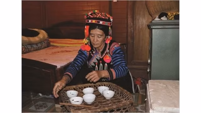 Préparation des bols de bánh trôi (boullettes de riz gluant), une offrande incontournable.
