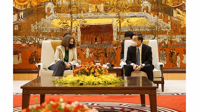 Le président du Comité populaire de Hanoï, Chu Ngoc Anh (à droite) et la directrice de la Banque mondiale au Vietnam, Carolyn Turk. Photo : Journal Thoi Dai.