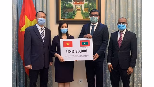 L’ambassadrice du Vietnam au Sri Lanka, Pham Thi Bich Ngoc fait un don de 20 000 dollars aux Maldives pour la prévention du Covid-19. Photo: baoquocte.vn