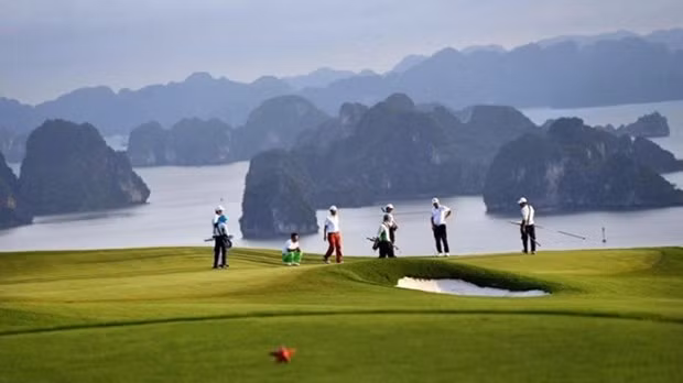 Pendant leur voyage, les touristes sud-coréens joueront au golf. Photo : VNA.
