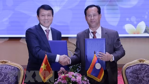 Le vice-ministre vietnamien de la Sécurité publique, Luong Tam Quang (à gauche), et son homologue laotien, Kongthong Phongvicith, ont signé un protocole d'accord de la 12e Conférence sur la coopération en matière de sécurité Vietnam - Laos. Photo : VNA.