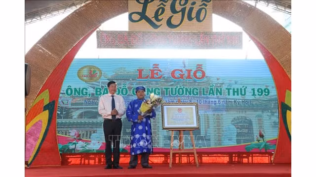 Cérémonie de réception du certificat reconnaissant le temple dédié aux époux Dô Công Tuong reconnu en tant que vestige historique et culturel national. Photo : VNA