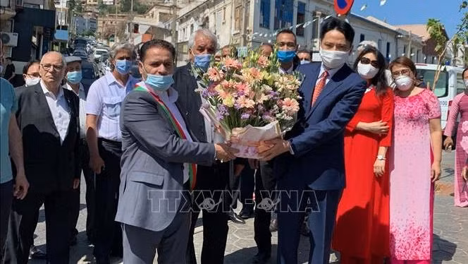 Le président du comité populaire du quartier de Raïs, Mediani Toufik (à gauche), et l’ambassadeur vietnamien en Algérie, Nguyên Thành Vinh, déposent une corbeille de fleurs devant le busted Président Hô Chi Minh. Photo : VNA