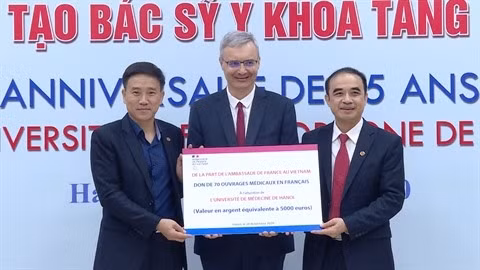 Remise des ouvrages en français par l’Ambassade de France au Vietnam à l’UMH. Photo : Hông Anh/CVN.