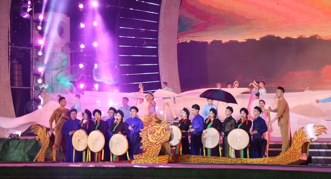 Une interprétation du « quan ho » lors de la cérémonie. Photo : VTV.