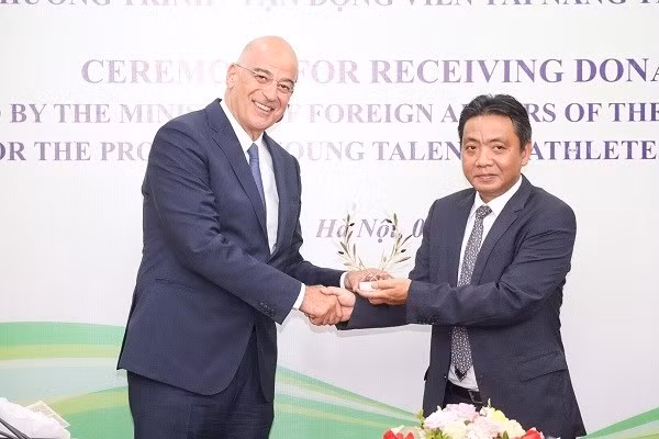 Le ministre grec des Affaires étrangères, Nikolaos Dendias (à gauche), et le vice-ministre de la Culture, des Sports et du Tourisme, Hoàng Dao Cuong. Photo : VNA.