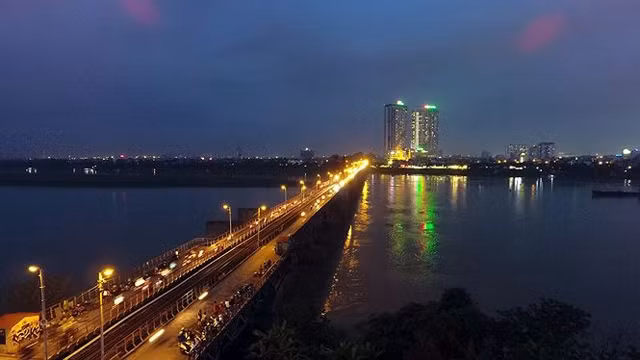De nombreux ouvrages modernes sont associés aux vieilles images de la capitale millénaire. Photo : http://www.qtv.vn/