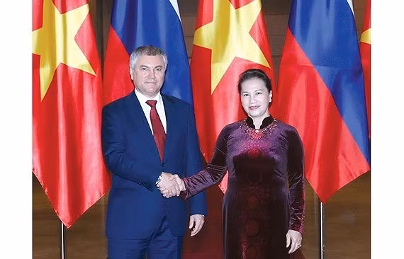 La Présidente de l’Assemblée nationale vietnamienne, Nguyên Thi Kim Ngân (à droite), et le président de la Douma d’Etat de la Fédération de Russie Vyacheslav Viktorovich Volodin. Photo : VNA