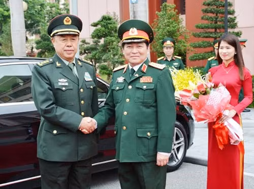 Le général Ngô Xuân Lich, secrétaire adjoint de la Commission militaire centrale et ministre de la Défense (à droite) et le général de corps d'armée Fan Changlong, vice-président de la Commission militaire centrale de Chine. Photo: QDND